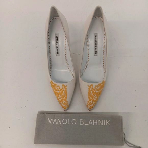 Manolo Blahnik Women's Embroidered White & Gold Pumps - EU37/US7 - Picture 3 of 11